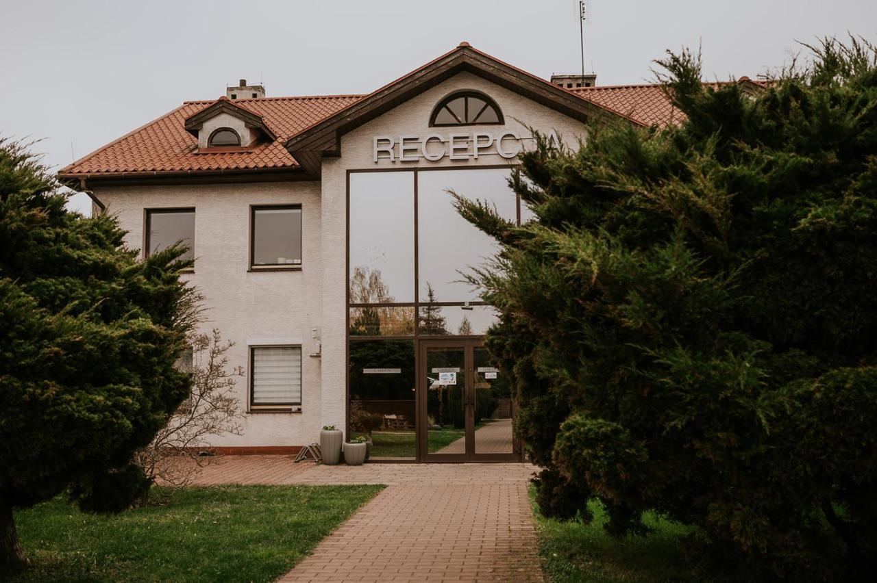 Hotel Garden Олесница Экстерьер фото